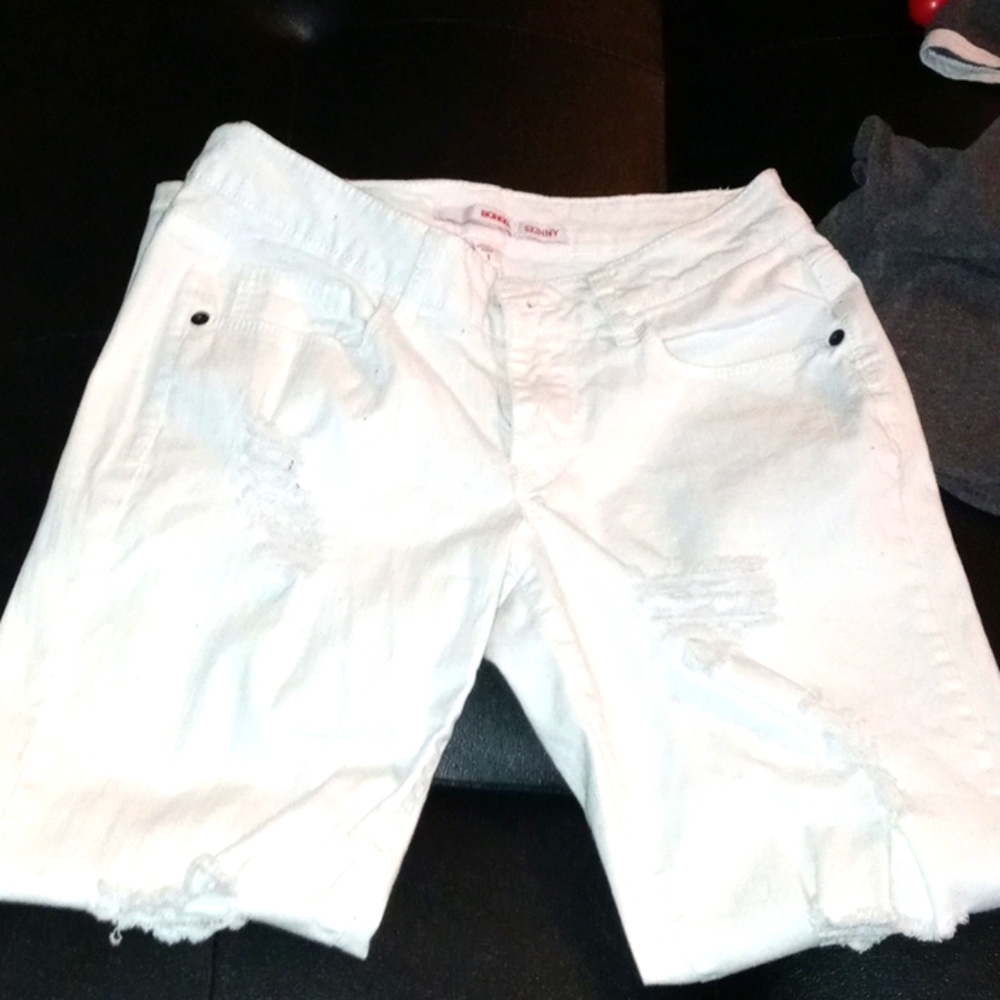 (NEW) White Ripped Jeans